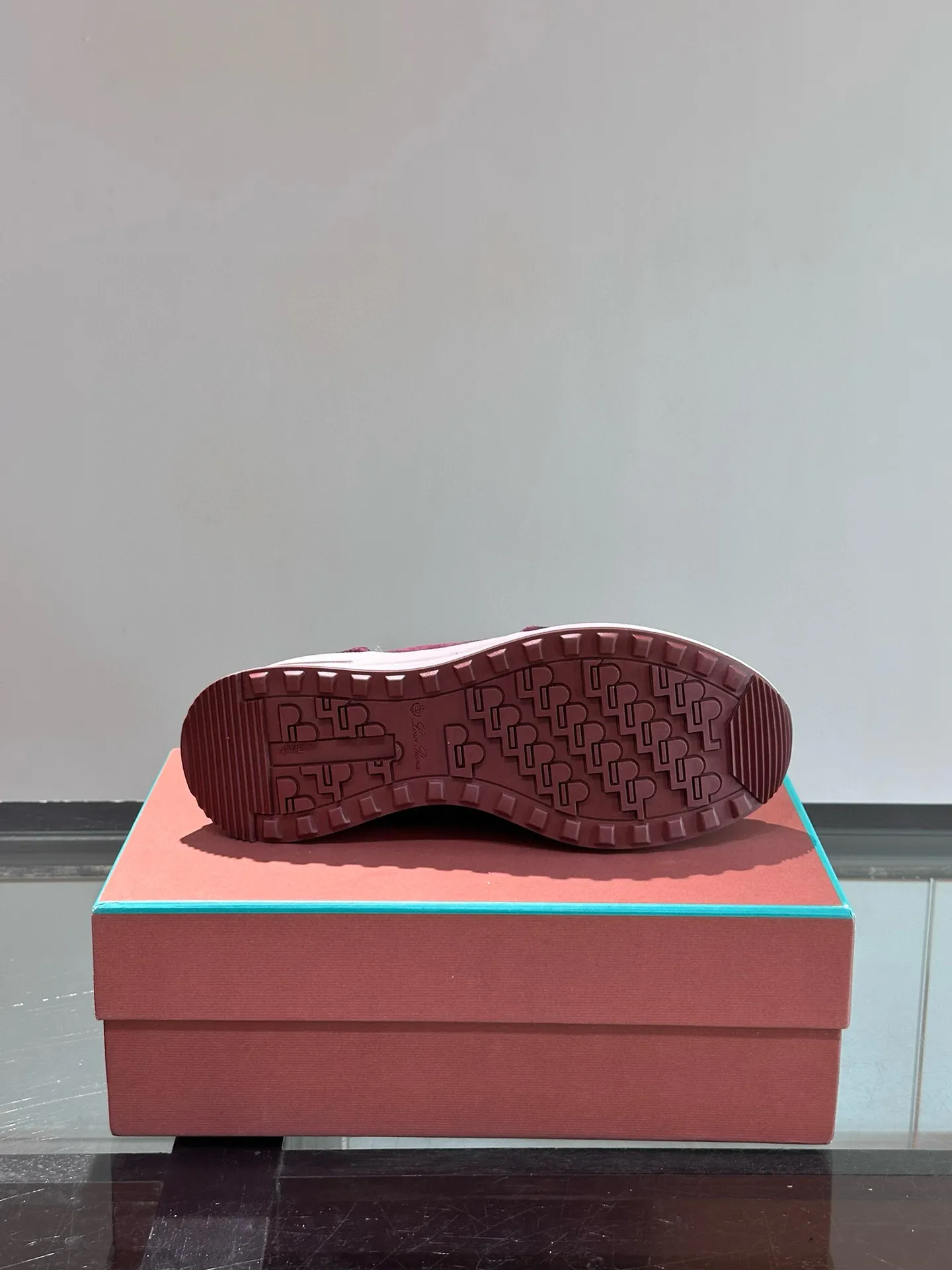 Factory price: 540💰Loro men's shoes💰iana niche Loro classic jogging shoes, men's lace-up casual shoes and sneakers, high-quality lightweight and comfortable fabrics, suitable for outdoor leisure, the color scheme is young and energetic, and it looks great with sportswear or casual suits! Size: 39-46 (customized sizes of 45 and 46 are non-refundable)